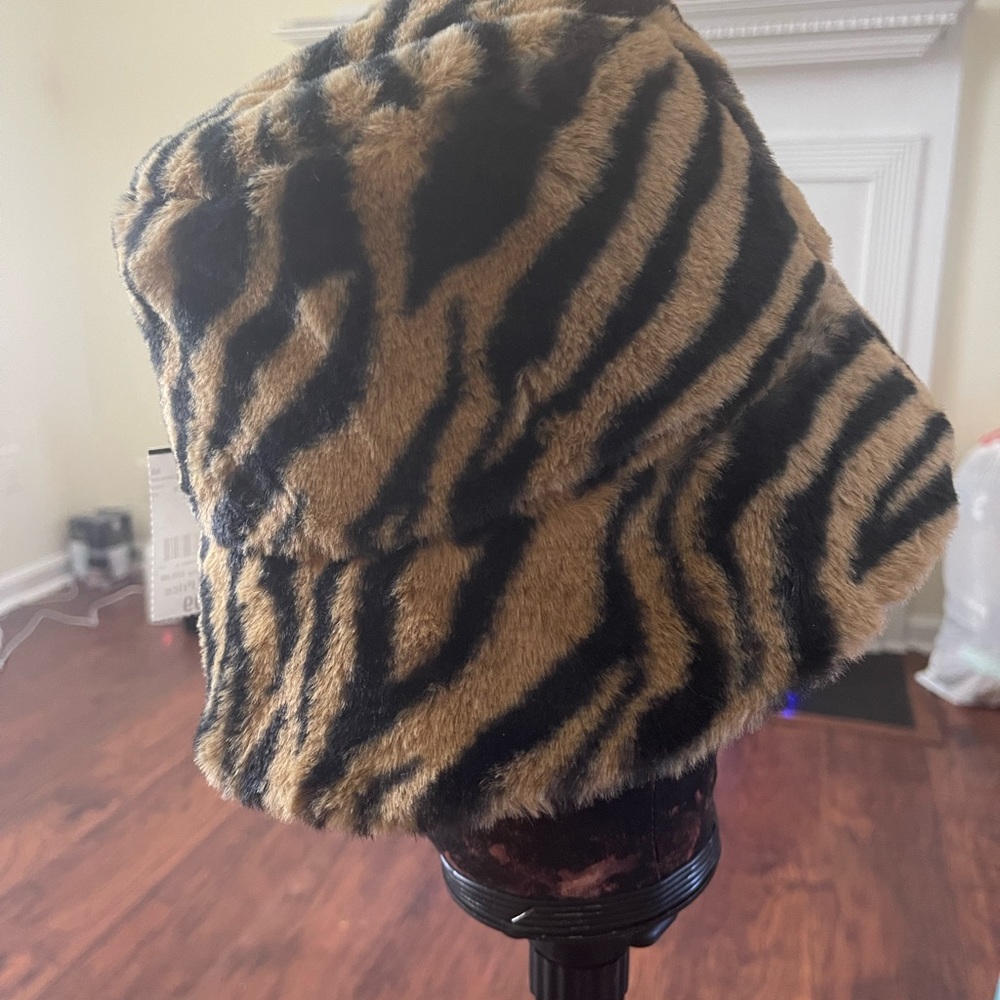 FUZZY BUCKET HAT